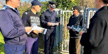 Acțiune de informare desfășurată de jandarmi, polițiști, pompieri și ofițeri anticorupție în comuna Hulubești