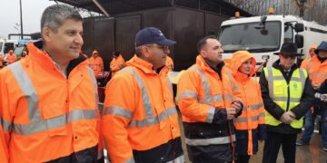 Aproximativ 60 de utilaje proprii ale Direcției de Salubritate sunt pregătite pentru activități de deszăpezire