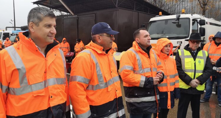 Aproximativ 60 de utilaje proprii ale Direcției de Salubritate sunt pregătite pentru activități de deszăpezire