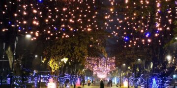 Aprinderea iluminatului festiv și deschiderea Târgului de Crăciun vor avea loc luni seară