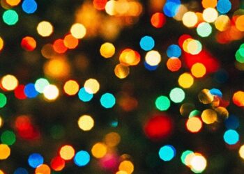 În această seară se aprind luminile de sărbătoare