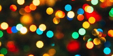 În această seară se aprind luminile de sărbătoare