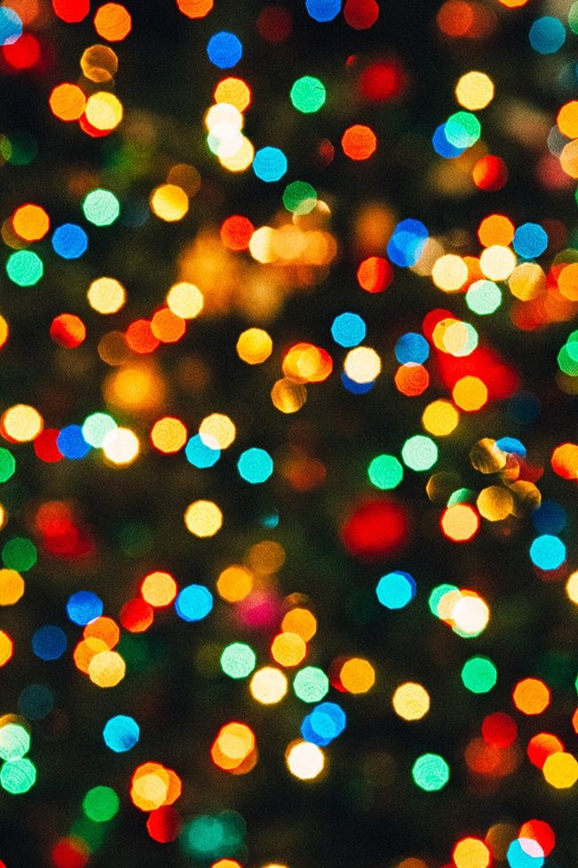 În această seară se aprind luminile de sărbătoare
