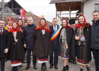 COLINDĂTORI DIN TOATĂ ȚARA AU FĂCUT SPECTACOL ÎN COMUNA MOROENI