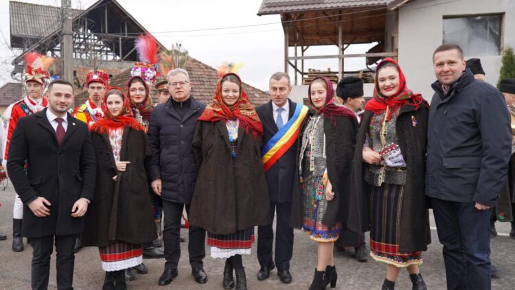 COLINDĂTORI DIN TOATĂ ȚARA AU FĂCUT SPECTACOL ÎN COMUNA MOROENI