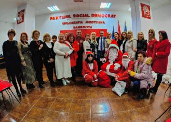 Doamnele și domnișoarele din Organizația Municipală a Femeilor Social-Democrate Târgoviște au fost aseară ajutoarele Moșului