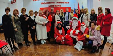 Doamnele și domnișoarele din Organizația Municipală a Femeilor Social-Democrate Târgoviște au fost aseară ajutoarele Moșului