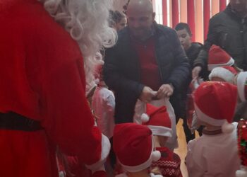 Moș Crăciun a sosit și în comuna Butimanu- atât la copii cât și pentru locuitorii comunei