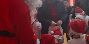 Moș Crăciun a sosit și în comuna Butimanu- atât la copii cât și pentru locuitorii comunei