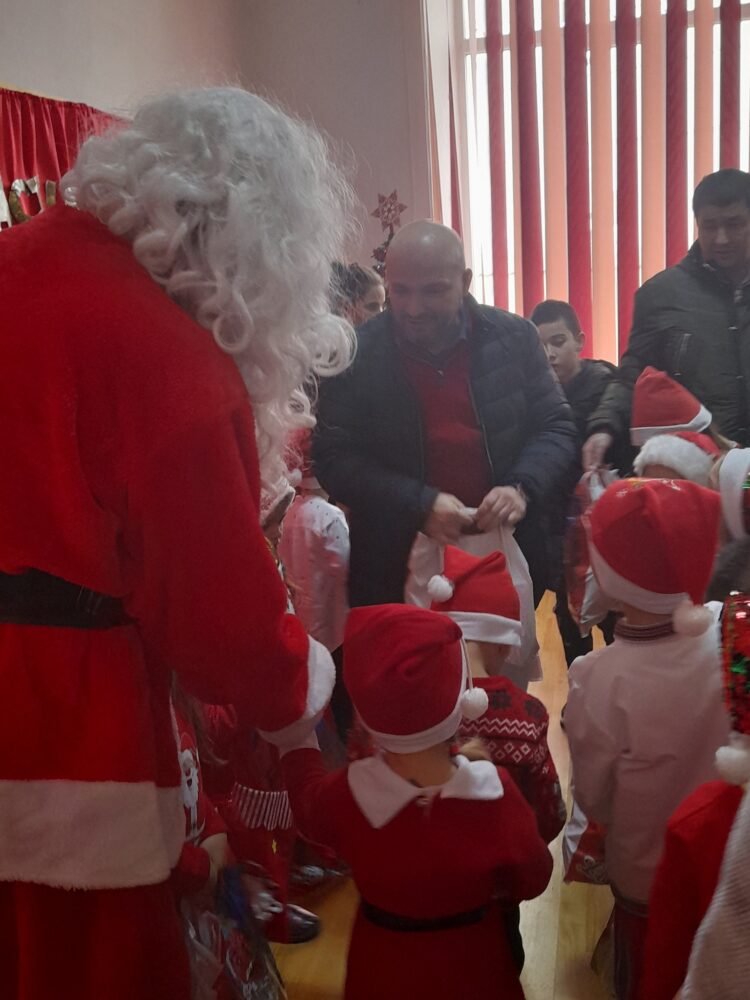 Moș Crăciun a sosit și în comuna Butimanu- atât la copii cât și pentru locuitorii comunei