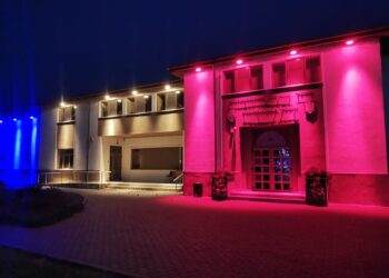 Primăria Orașului Titu iluminată în culorile Drapelului Național
