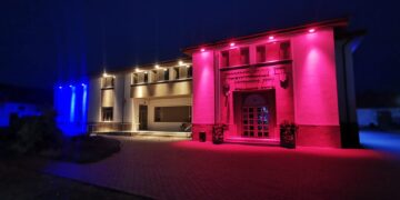 Primăria Orașului Titu iluminată în culorile Drapelului Național