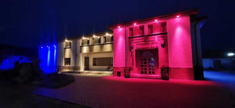 Primăria Orașului Titu iluminată în culorile Drapelului Național