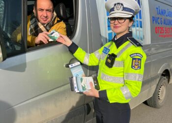 VIDEO- Polițiștii de la Serviciul Rutier, alături de efective de la formațiunile de profil din teritoriu, au organizat activități preventive, pe șoselele din județul Dâmbovița, în cadrul campaniei naționale de educație rutieră ”Neatenția la volan”.