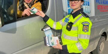 VIDEO- Polițiștii de la Serviciul Rutier, alături de efective de la formațiunile de profil din teritoriu, au organizat activități preventive, pe șoselele din județul Dâmbovița, în cadrul campaniei naționale de educație rutieră ”Neatenția la volan”.