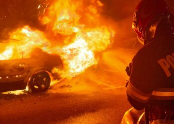 Video-Incendiu izbucnit la un autoturism în municipiul Târgoviște