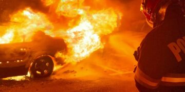 Video-Incendiu izbucnit la un autoturism în municipiul Târgoviște