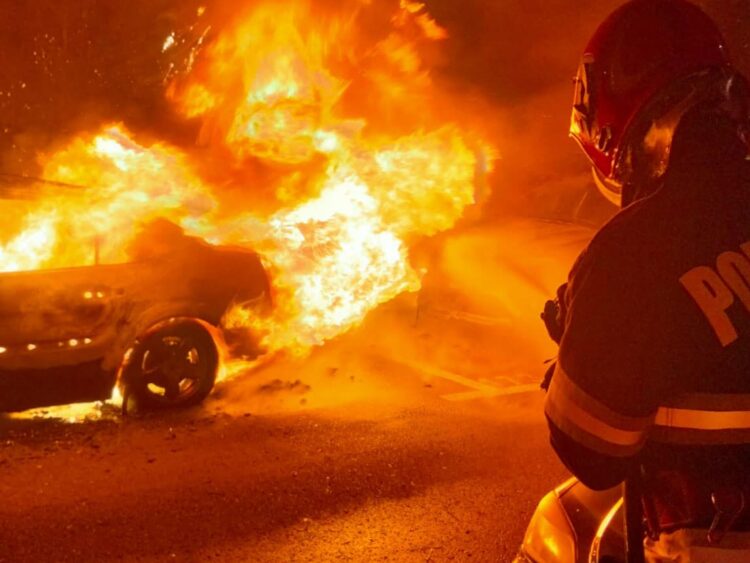 Video-Incendiu izbucnit la un autoturism în municipiul Târgoviște