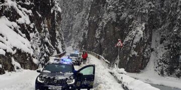 Jandarmii montani dâmbovițeni au ajutat la deblocarea părții carosabile a DJ 714 Moroeni – Peștera
