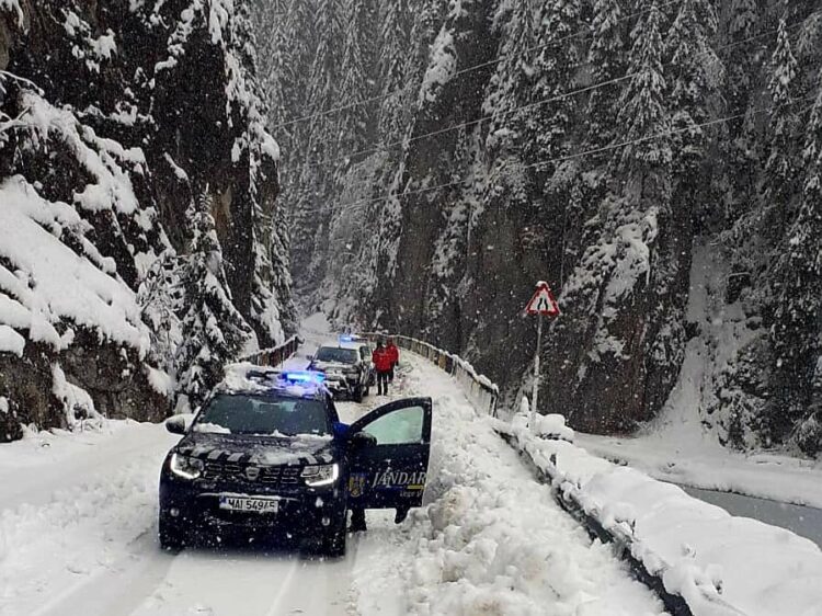 Jandarmii montani dâmbovițeni au ajutat la deblocarea părții carosabile a DJ 714 Moroeni – Peștera