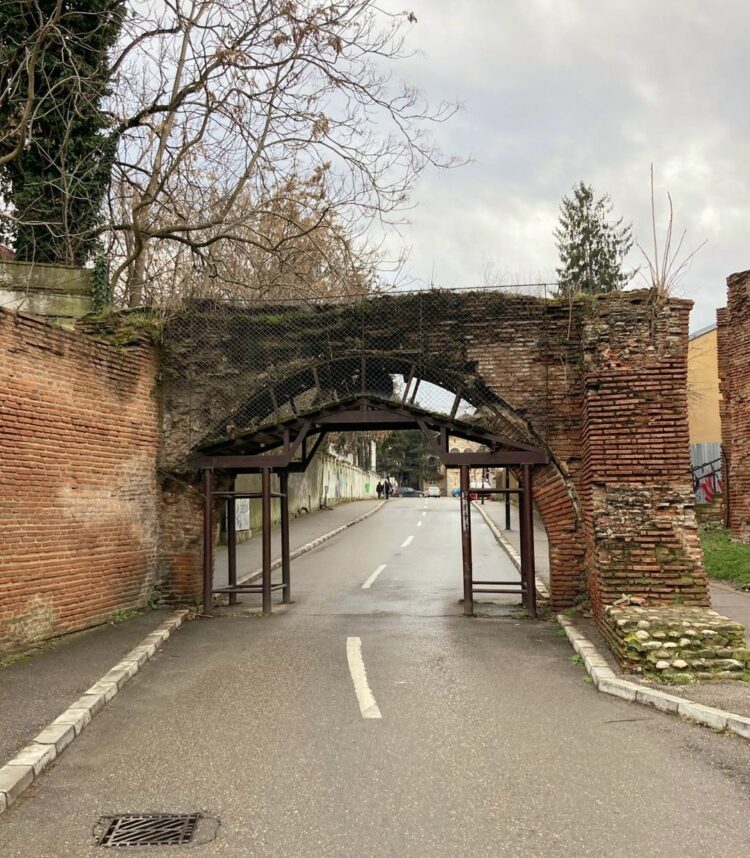 A fost semnat contractul având ca obiect restaurarea obiectivului monument istoric “Poarta Dealu-Vânătorilor”.