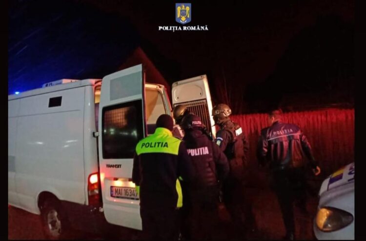 Video- Trei persoane reținute intr-un dosar penal întocmit sub aspectul săvârșirii infracțiunii de furt calificat