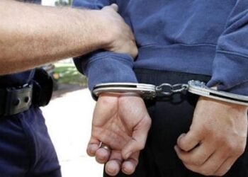 Un bărbat din Pucioasa a fost reținut de polițiști după ce a intrat într-un magazin cu un cuțit