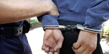 Un bărbat din Pucioasa a fost reținut de polițiști după ce a intrat într-un magazin cu un cuțit