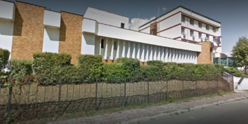 Un bărbat de 83 de ani a intrat în coliziune cu gardul Arhiepiscopiei