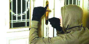 Cei trei bărbați care au sustras mai multe bunuri dintr-un imobil de pe raza orașului Pucioasa au fost prinși