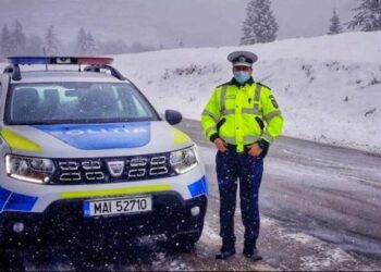 Video- Polițiștii rutieri prezenți pe principalele artere rutiere pentru a se asigura că se acționează cu material antiderapant