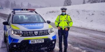 Video- Polițiștii rutieri prezenți pe principalele artere rutiere pentru a se asigura că se acționează cu material antiderapant