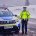 Video- Polițiștii rutieri prezenți pe principalele artere rutiere pentru a se asigura că se acționează cu material antiderapant
