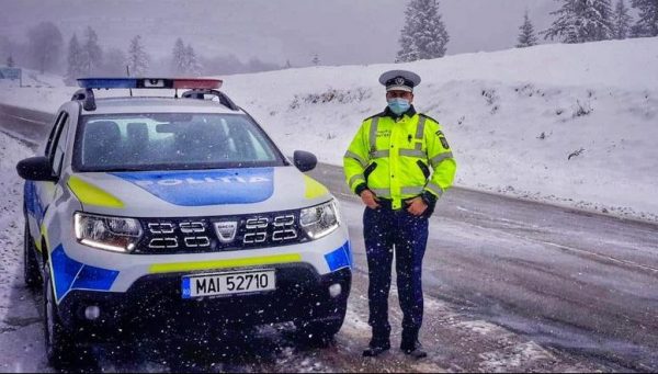 Video- Polițiștii rutieri prezenți pe principalele artere rutiere pentru a se asigura că se acționează cu material antiderapant