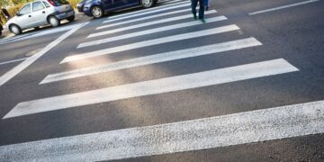 Fată de 16 ani acroșată de un autoturism în Pucioasa