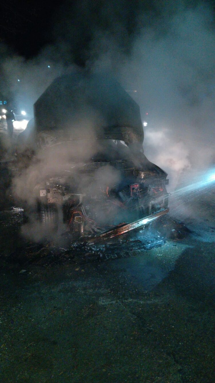 Intervenție în cazul unui incendiu izbucnit la un autoturism în localitatea Gura Ocniței