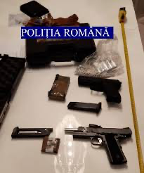 Doi bărbați din Târgoviște, respectiv Lucieni suspectați că au deținut în mod ilegal arme