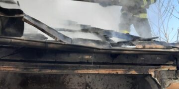 Intervenție în cazul unui incendiu izbucnit la o casă în localitatea Șelaru