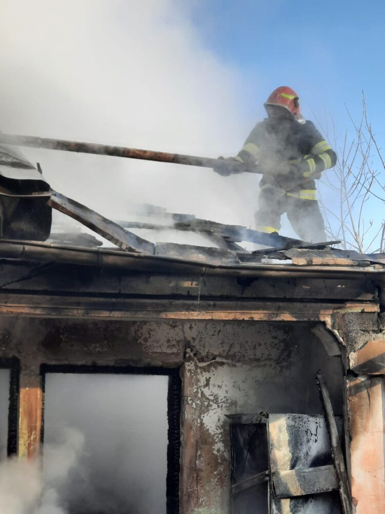 Intervenție în cazul unui incendiu izbucnit la o casă în localitatea Șelaru