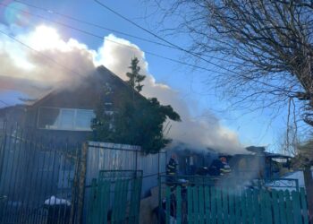Intervenție în cazul unui incendiu izbucnit la o casă în comuna Corbii Mari