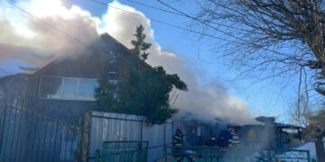 Intervenție în cazul unui incendiu izbucnit la o casă în comuna Corbii Mari