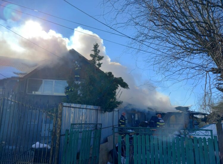 Intervenție în cazul unui incendiu izbucnit la o casă în comuna Corbii Mari