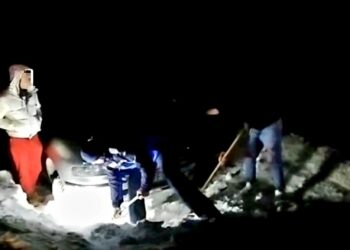VIDEO- Turiști prahoveni ajutați de jandarmii montani dâmbovițeni