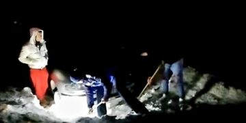 VIDEO- Turiști prahoveni ajutați de jandarmii montani dâmbovițeni