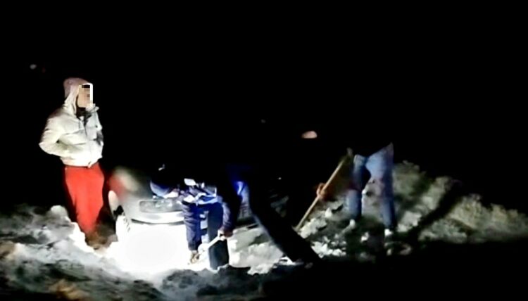 VIDEO- Turiști prahoveni ajutați de jandarmii montani dâmbovițeni