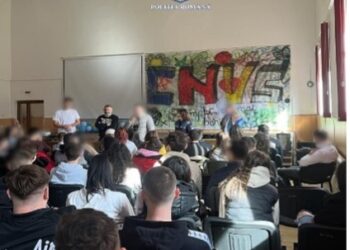 Sesiuni de informare a elevilor, inițiate de polițiști