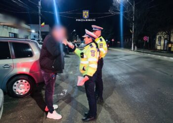 Polițiștii dâmbovițeni au aplicat peste 400 de sancțiuni contravenționale, au reținut 19 permise de conducere și au retras 22 de certificate de înmatriculare