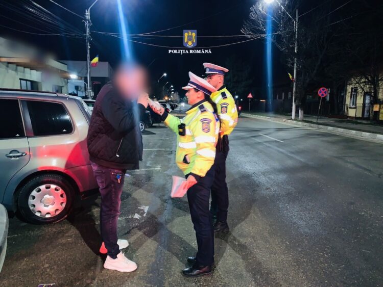 Polițiștii dâmbovițeni au aplicat peste 400 de sancțiuni contravenționale, au reținut 19 permise de conducere și au retras 22 de certificate de înmatriculare