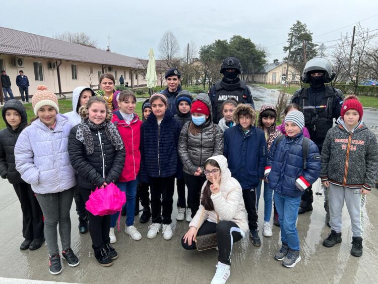 FOTO- “Ziua Porților Deschise” pentru copii, Jandarmeria Dâmbovita