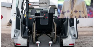 50.000 LEI OFERIȚI DE COMMUNIO PENTRU INTERVENȚII CHIRURGICALE ȘI ACHIZIȚIONAREA UNUI CĂRUCIOR PENTRU O PERSOANĂ CU DIZABILITĂȚI